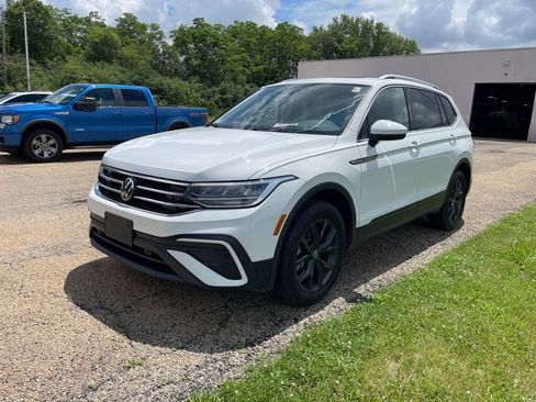 Used 2024 Volkswagen Tiguan SE w/ Panoramic Sunroof Package AWD/4WD image 2