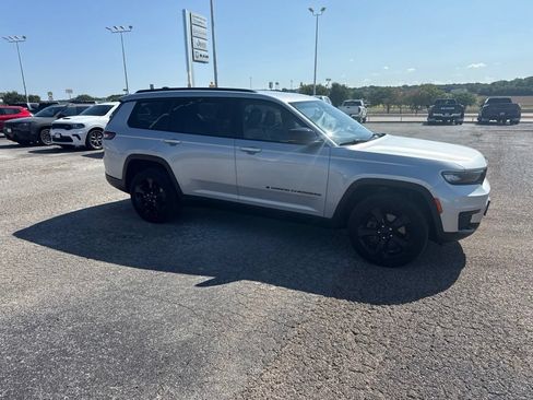 Used 2023 Jeep Grand Cherokee L Laredo AWD/4WD image 9