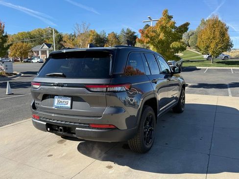 New 2025 Jeep Grand Cherokee Altitude image 10