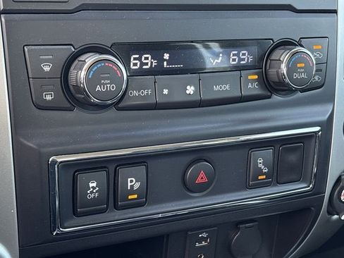 Used 2017 Nissan Titan SL image 29