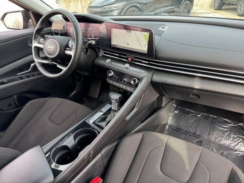 Used 2025 Hyundai Elantra SEL image 19