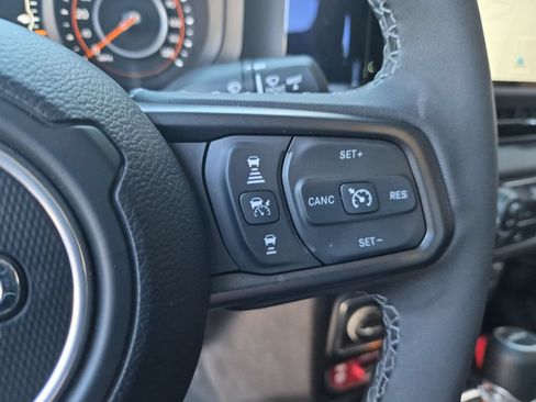 Used 2025 Jeep Gladiator Rubicon w/ Convenience Group AWD/4WD image 26