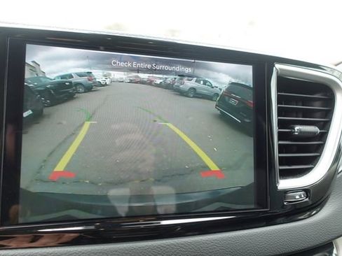 Used 2022 Chrysler Pacifica Touring-L image 19