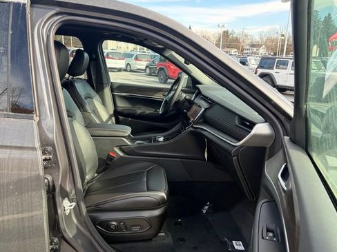 New 2026 Jeep Grand Cherokee Limited w/ Luxury Tech Group II AWD/4WD image 30