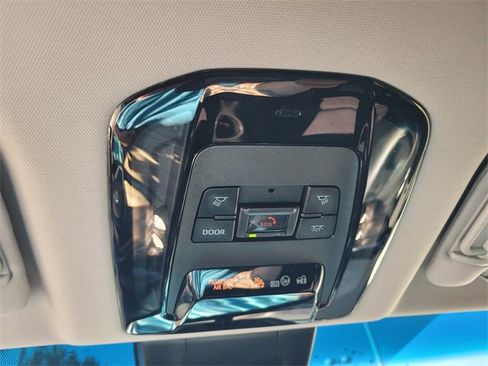 Used 2022 Toyota Venza LE image 22