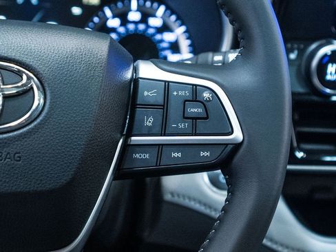 Certified 2025 Toyota Highlander XLE image 30