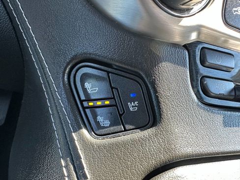 Used 2016 GMC Yukon Denali w/ Open Road Package AWD/4WD image 32