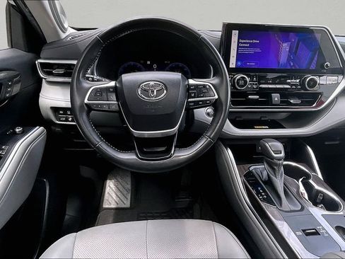 Used 2023 Toyota Highlander Platinum FWD image 8