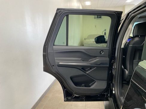New 2026 Lincoln Navigator Premiere AWD/4WD image 18
