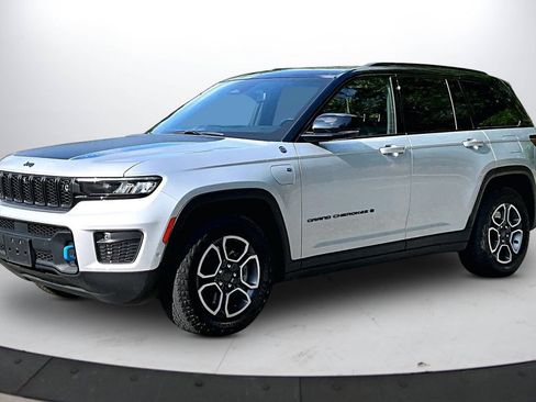 Used 2023 Jeep Grand Cherokee Trailhawk w/ Advanced Protech Group II AWD/4WD image 4