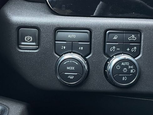 Used 2025 GMC Sierra 1500 SLT AWD/4WD image 13