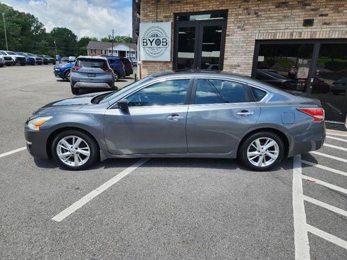 Used 2015 Nissan Altima 2.5 SV w/ Convenience Package FWD image 2