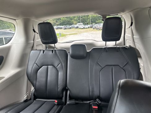 Used 2023 Chrysler Pacifica Touring-L FWD image 21