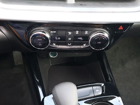 Used 2025 Chevrolet Trax LT w/ LT Convenience Package image 25