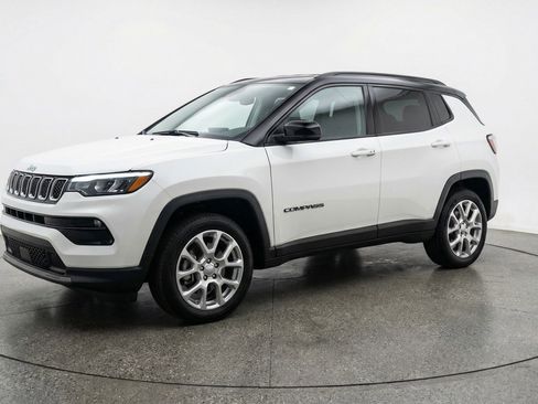 Used 2025 Jeep Compass Limited image 3