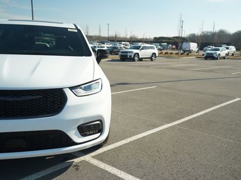 New 2026 Chrysler Pacifica Select image 40