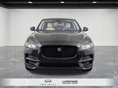 Used 2017 Jaguar F-PACE Premium image 8
