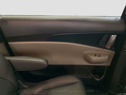 Used 2026 Kia Carnival FWD image 27