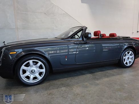 Used 2017 Rolls-Royce Phantom Drophead Coupe RWD image 48