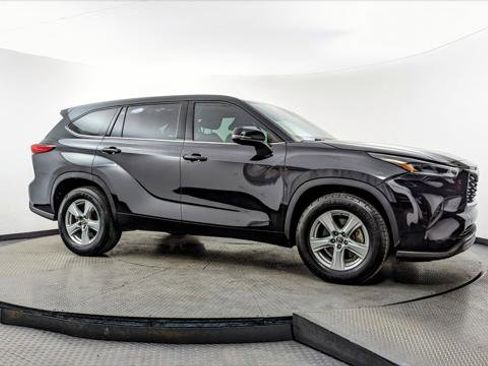 Used 2021 Toyota Highlander L image 11