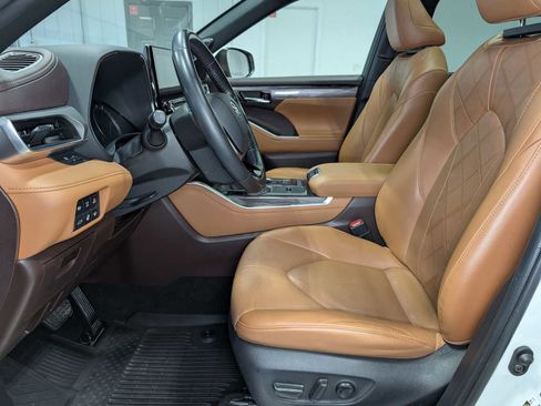 Used 2021 Toyota Highlander Platinum image 4