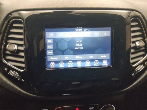 Used 2019 Jeep Compass Latitude FWD image 25