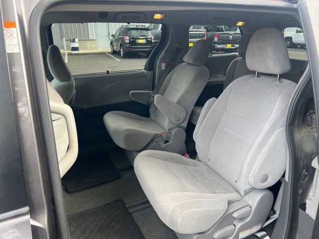 Used 2015 Toyota Sienna LE AWD/4WD image 16