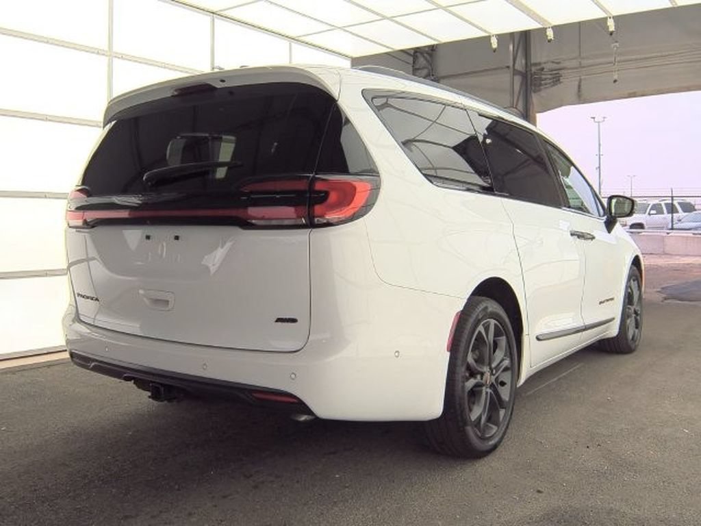 Used 2024 Chrysler Pacifica Touring-L w/ Uconnect Theater Family Group AWD/4WD image 3