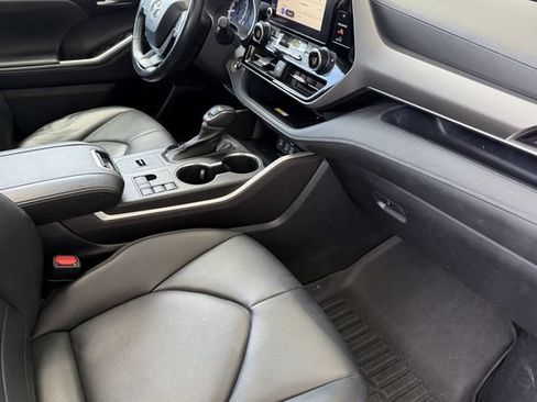 Used 2023 Toyota Highlander XLE FWD image 17