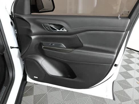 Used 2022 GMC Acadia SLT w/ Technology Package image 13