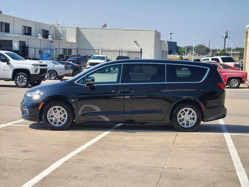 Used 2025 Chrysler Pacifica Select FWD image 12