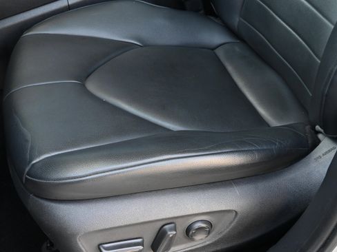 Used 2020 Toyota Highlander XLE image 28