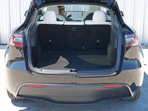 Used 2021 Tesla Model Y Long Range image 10