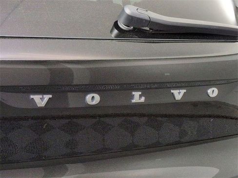 Used 2023 Volvo XC40 B5 Plus image 7