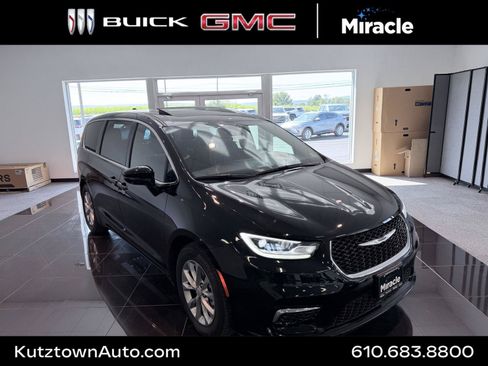 Used 2026 Chrysler Pacifica Limited FWD image 1