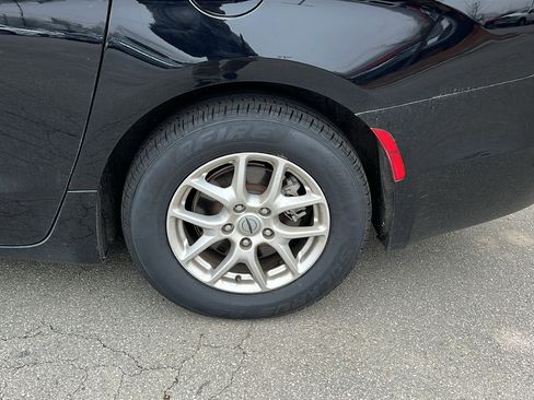 Used 2024 Chrysler Pacifica Touring-L image 12