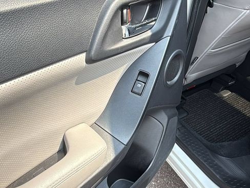 Used 2014 Subaru Forester 2.5i Touring AWD/4WD image 13