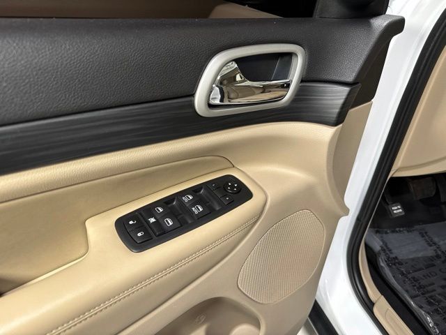 Used 2020 Jeep Grand Cherokee Laredo AWD/4WD image 10