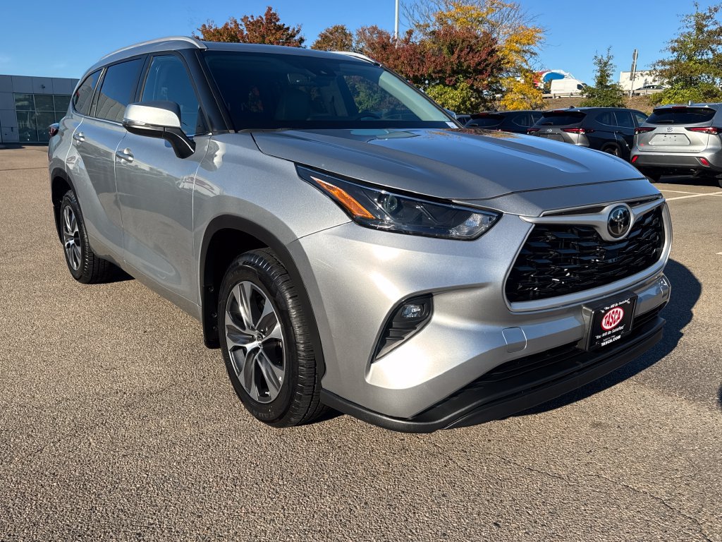 Used 2024 Toyota Highlander XLE AWD/4WD image 11