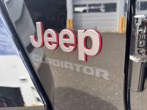 Used 2020 Jeep Gladiator Rubicon w/ Advanced Safety Group AWD/4WD image 13