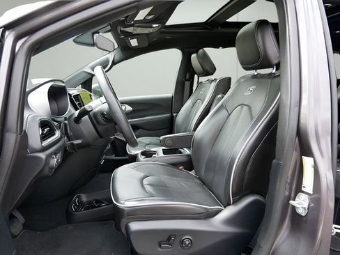 Used 2020 Chrysler Pacifica Limited w/ S Appearance Package FWD image 10