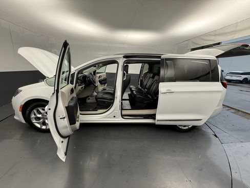 Used 2020 Chrysler Pacifica Limited w/ 8-pass Seating Package image 17