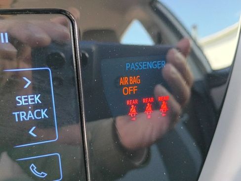 Used 2018 Toyota Corolla LE FWD image 24