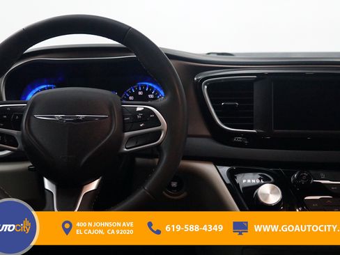 Used 2023 Chrysler Voyager LX image 5