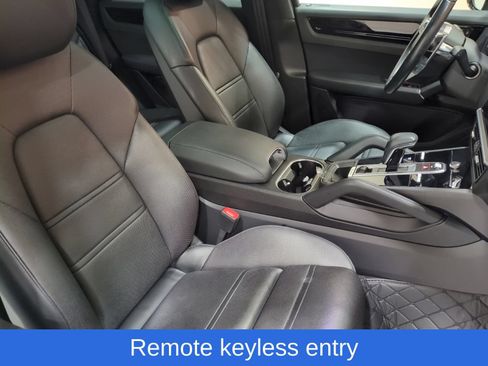 Used 2022 Porsche Cayenne w/ Premium Package AWD/4WD image 10