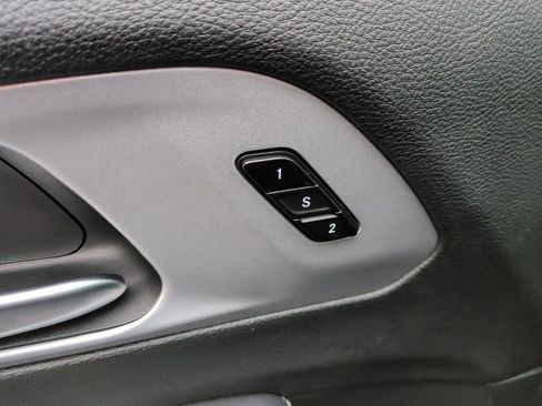 Used 2025 Chrysler Pacifica Limited w/ Uconnect Theater Family Group image 25