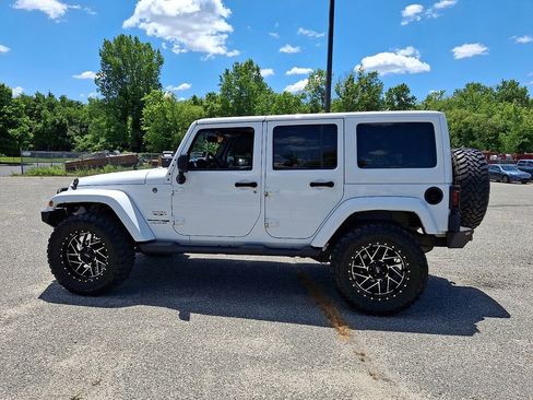 Used 2018 Jeep Wrangler Unlimited Sahara w/ Connectivity Group AWD/4WD image 7