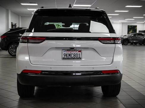 Used 2023 Jeep Grand Cherokee Altitude image 7