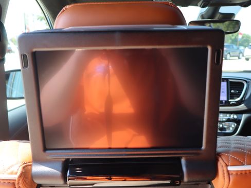 Used 2025 Chrysler Pacifica Pinnacle FWD image 32