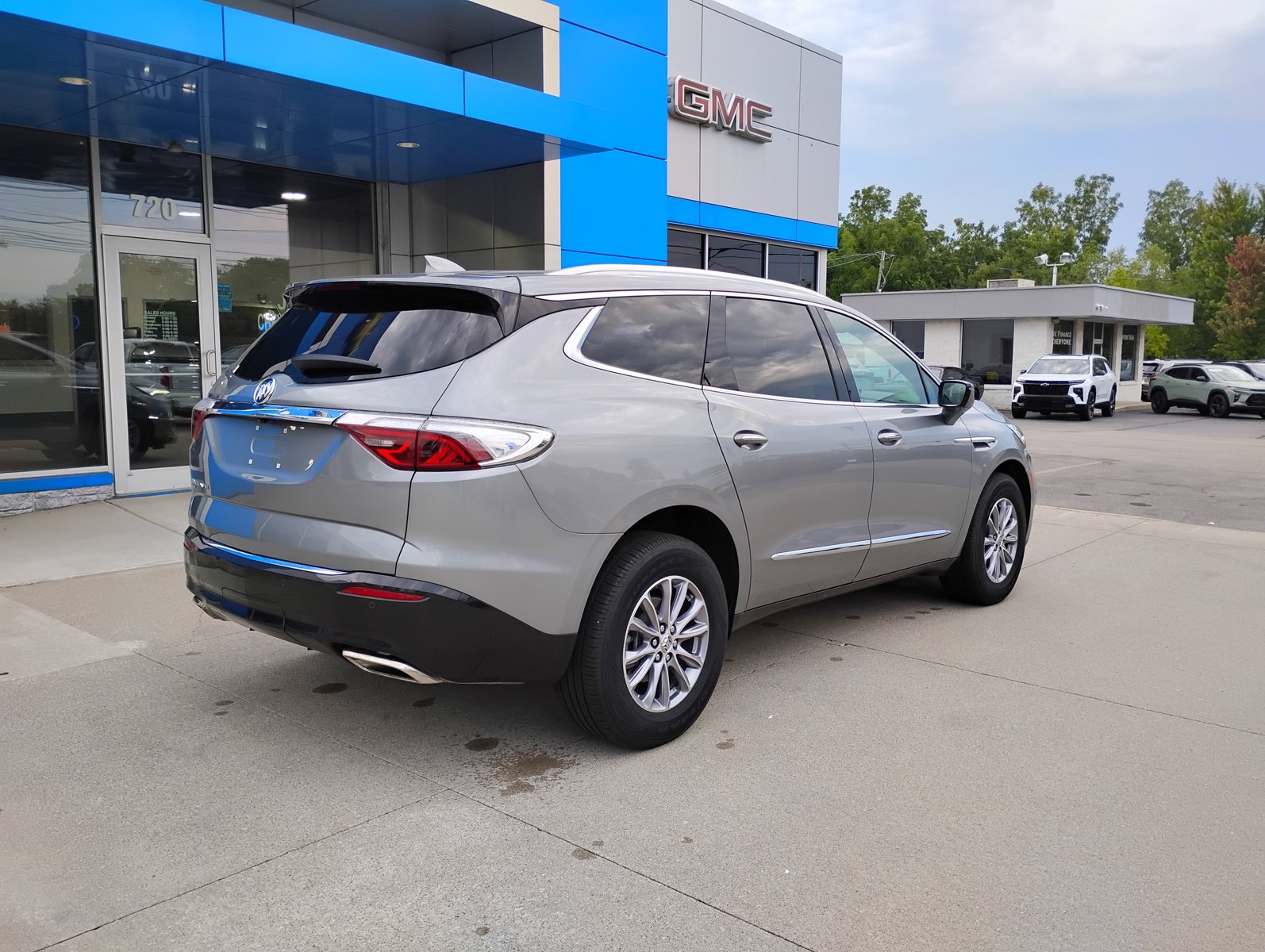 Used 2023 Buick Enclave Essence AWD/4WD image 8